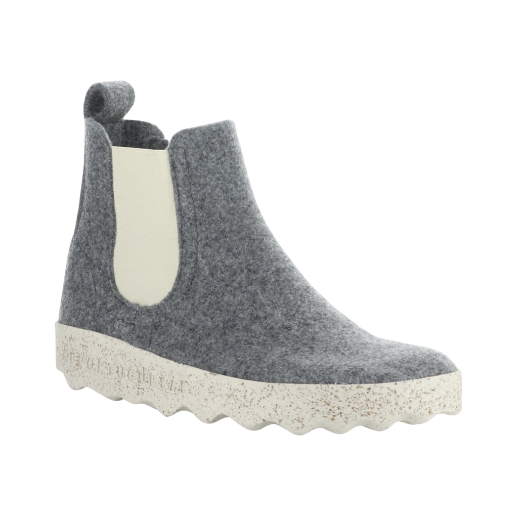 Asportuguesas Women’s Caia Chelsea Boot in Concrete featuring a sustainable wool upper, classic Chelsea boot silhouette, elastic side panels, removable cushioned insole, and lightweight cork rubber outsole designed for everyday comfort, support, and stylish casual wear.