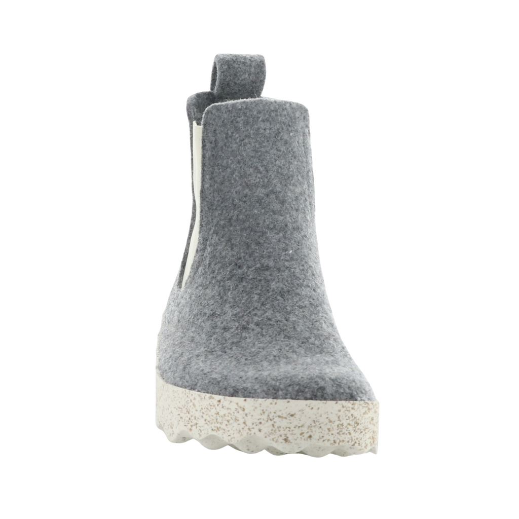 Front view of the Asportuguesas Women’s Caia Chelsea Boot in Concrete showcasing the rounded toe design, breathable wool construction, water-resistant upper, and comfortable fit designed for walking, commuting, travel, and all-day wear.