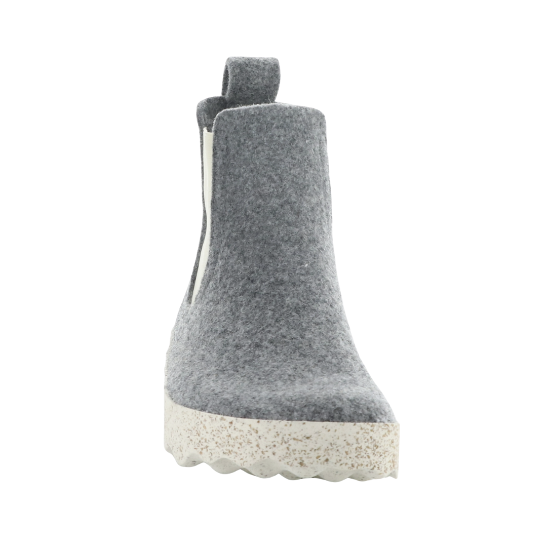 Front view of the Asportuguesas Women’s Caia Chelsea Boot in Concrete showcasing the rounded toe design, breathable wool construction, water-resistant upper, and comfortable fit designed for walking, commuting, travel, and all-day wear.