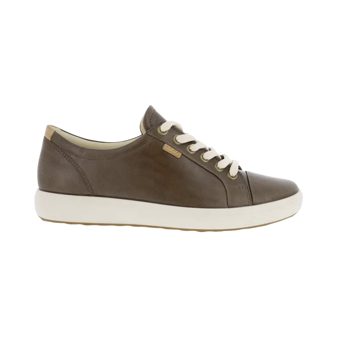 ECCO Women’s Soft 7 Sneaker in Taupe featuring a premium leather upper, full lace-up closure, FLUIDFORM™ Direct Comfort Technology, removable leather-covered insole, breathable textile lining, and durable PU/TPU outsole designed for clean Scandinavian style and supportive everyday comfort.