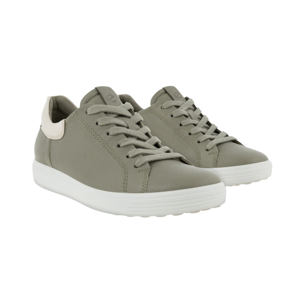 ECCO Women’s Soft 7 Street Sneaker in Vetiver/Limestone featuring a premium full-grain yak leather upper, textile and leather lining, FLUIDFORM™ Direct Comfort Technology, lightweight sole, textile laces, and removable leather-covered insole designed for comfortable everyday walking and versatile casual style.