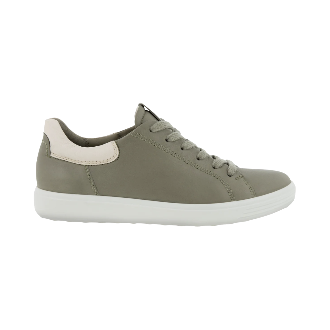 ECCO Women’s Soft 7 Street Sneaker in Vetiver/Limestone featuring a premium full-grain yak leather upper, textile and leather lining, FLUIDFORM™ Direct Comfort Technology, lightweight sole, textile laces, and removable leather-covered insole designed for comfortable everyday walking and versatile casual style.