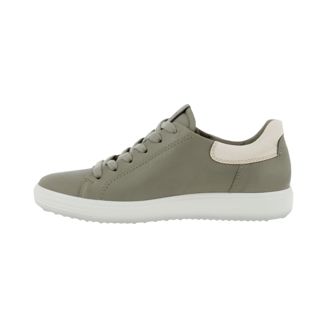 ECCO Women’s Soft 7 Street Sneaker in Vetiver/Limestone featuring a premium full-grain yak leather upper, textile and leather lining, FLUIDFORM™ Direct Comfort Technology, lightweight sole, textile laces, and removable leather-covered insole designed for comfortable everyday walking and versatile casual style.