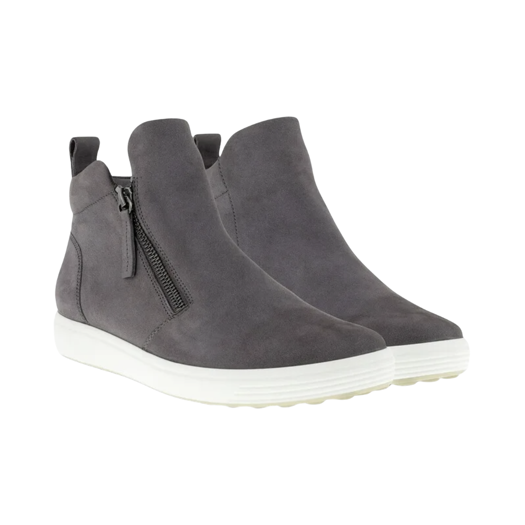 ECCO Women’s Soft 7 Zip Bootie in Gravity featuring a rich dark grey nubuck upper, convenient side zippers, FLUIDFORM™ Direct Comfort Technology, anatomically designed last, removable leather-covered insole, and durable PU/TPU outsole for lightweight, supportive everyday comfort.