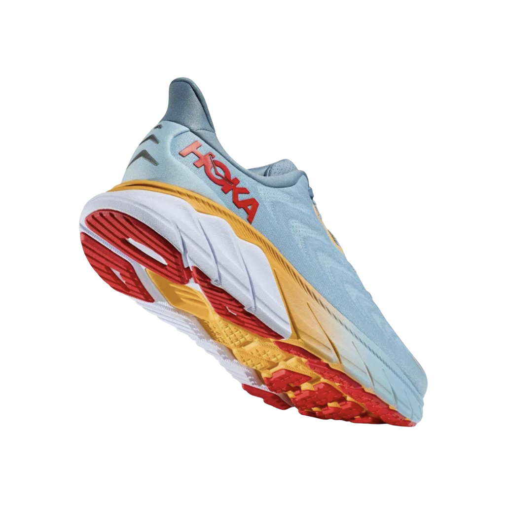 Bottom heel view of the HOKA Men’s Arahi 6 in Summer Song/Mountain Spring, highlighting the durable rubber outsole designed to provide reliable traction and long-lasting stability.
