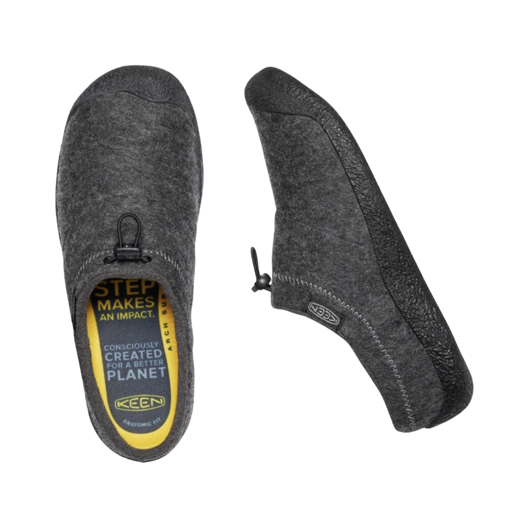 Top view of the KEEN Men's Howser III Slide in Charcoal/Black displaying the soft upper, stretch-gore panels, easy slip-on design, and cozy microfleece interior designed for warmth and comfort.
