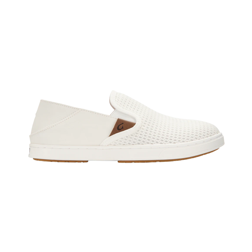 Side view of the Women’s Olukai Pehuea in Bright White, showcasing the soft full-grain leather upper, patented Drop-In Heel® design, and anatomical EVA footbed.