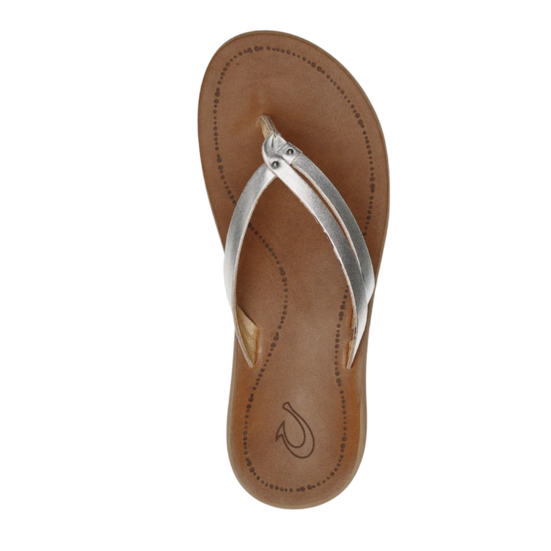 Top view of the Women’s Olukai Kapehe Luana in Silver/Sahara, displaying the footbed contours, arch support, and premium leather straps for a secure fit.