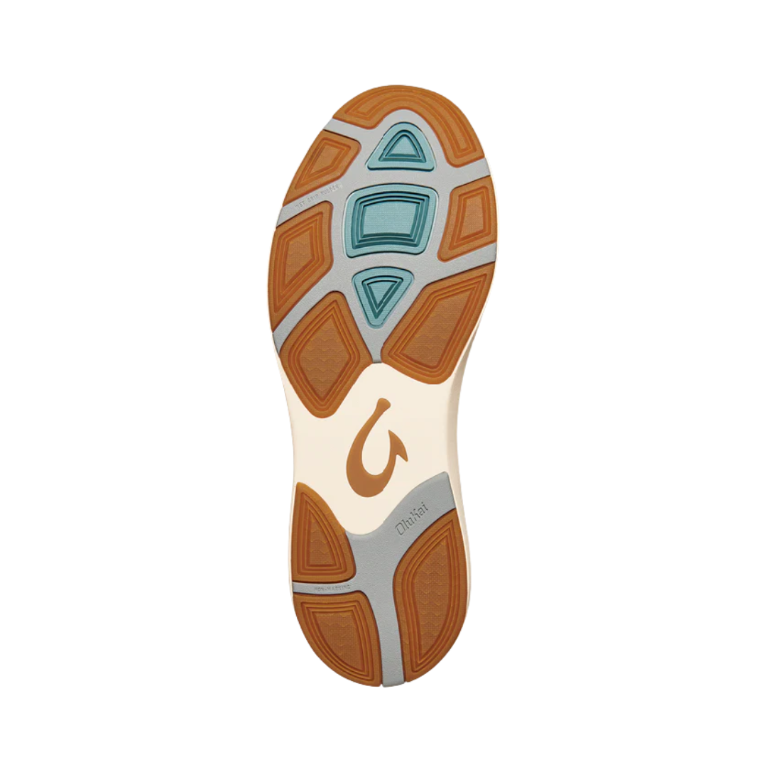Bottom view of the Men’s Olukai Mio Li in Mist Grey/Poi, highlighting the non-marking Wet Grip rubber outsole with traction zones for secure footing on wet or dry surfaces.
